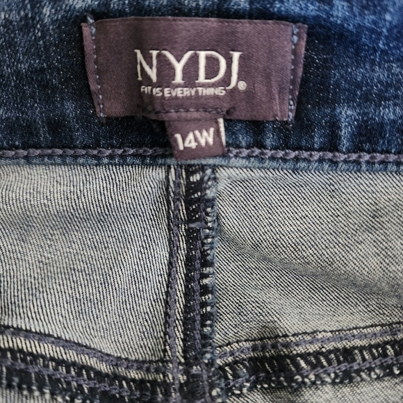 NYDJ MARILYN STRAIGHT LIFT X TUCK TECHNOLOGY DISTRESSED ROLLED HEM JEANS - Picture 6 of 8
